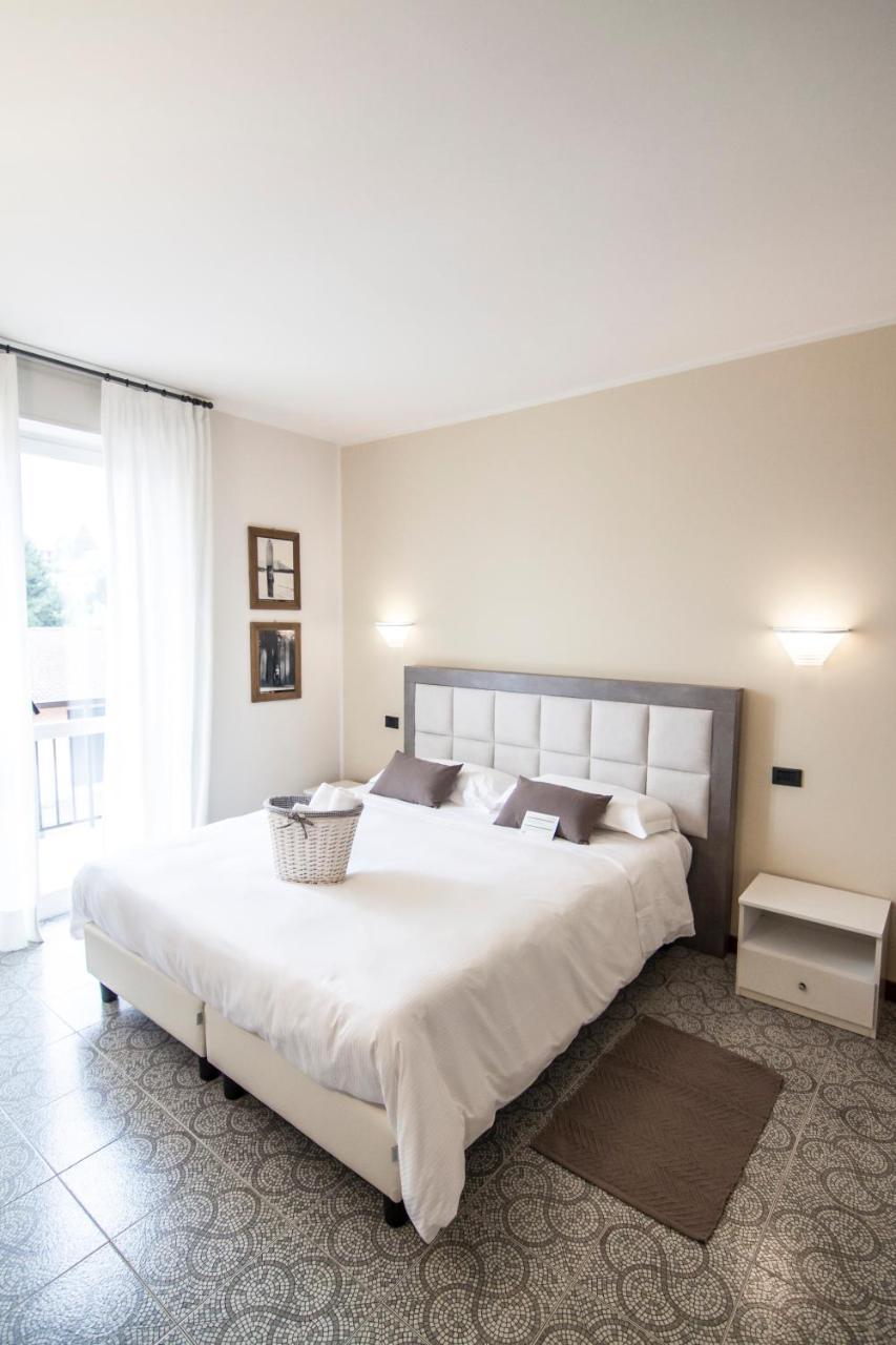 Hotel Le Vigne Di Corvino Casteggio Eksteriør billede
